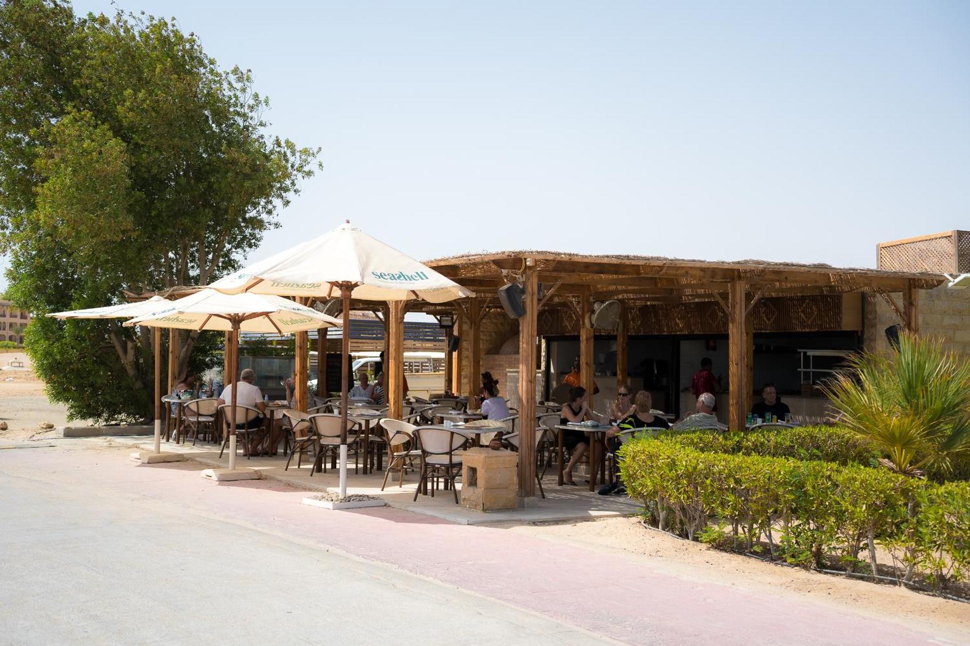 The Cascades Golf Resort, Spa & Thalasso Soma Bay Exterior photo A restaurant in Al-Qatif