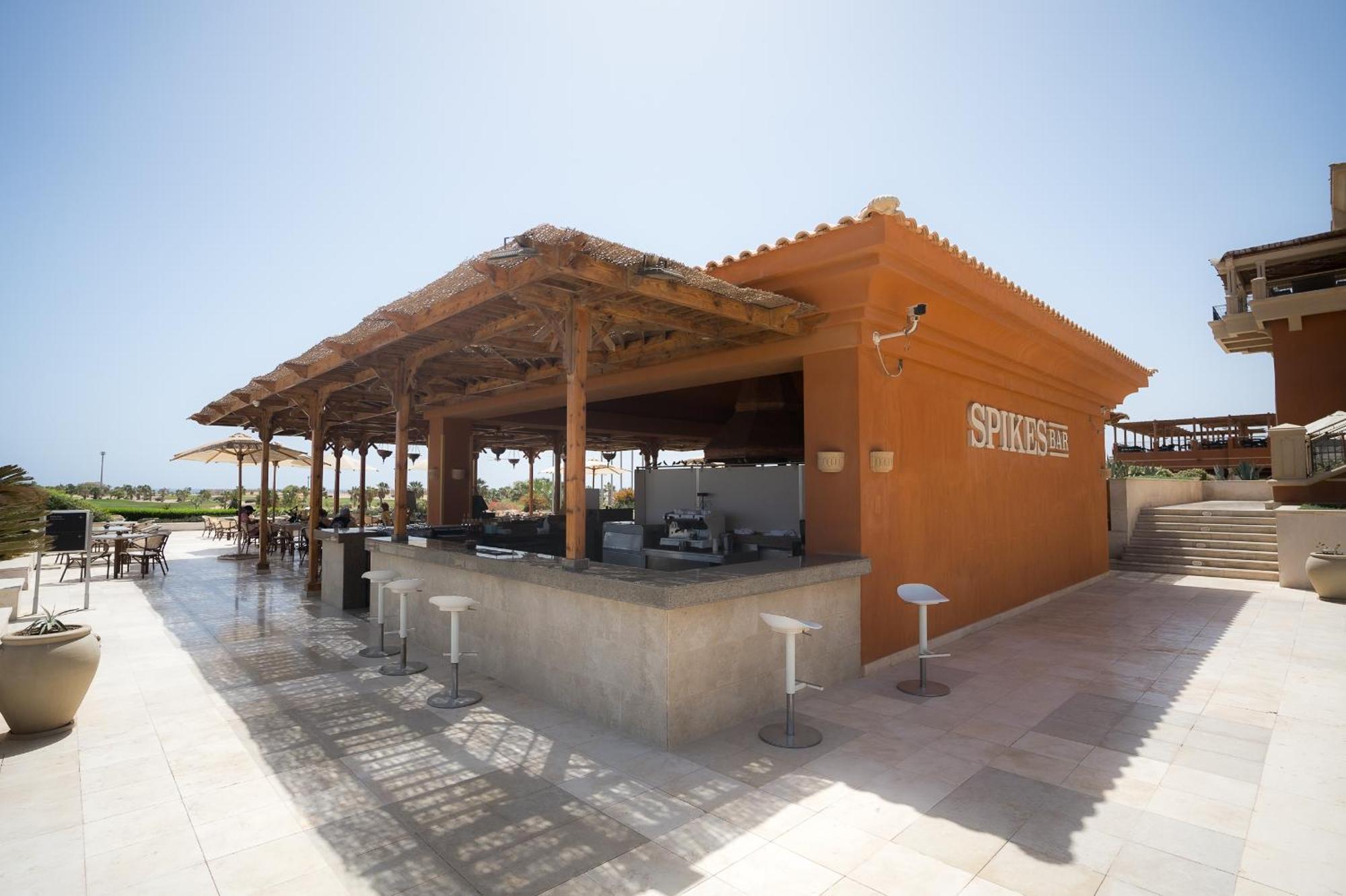 The Cascades Golf Resort, Spa & Thalasso Soma Bay Exterior photo The bar at the pool